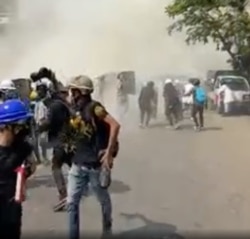 Manifestantes huyen de los gases lacrimógenos en Mandalay, Myanmar, el 7 de marzo de 2021, en esta captura de un video obtenido de las redes sociales por Reuters.