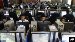 People at an Internet cafe in Kunming, China. Beijing authorities have intensified controls over the growing number of bloggers using the Internet, March 2007 (file photo).