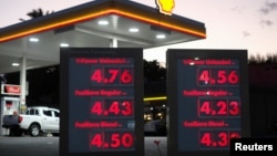资料照片：萨尔瓦多圣萨尔瓦多市一家壳牌加油站的电子屏上显示着燃油价格。(2026年4月14日)