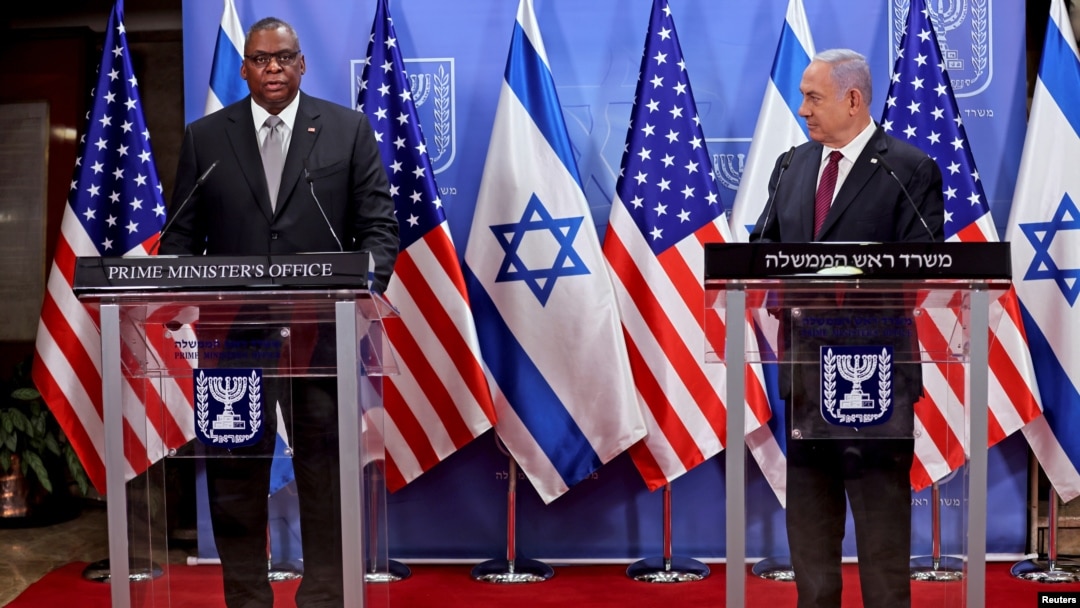 PM Israel Benjamin Netanyahu (kanan) dalam konferensi pers bersama Menhan AS Lloyd Austin di Yerusalem, Senin 12 April 2021. 