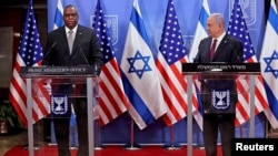 PM Israel Benjamin Netanyahu (kanan) dalam konferensi pers bersama Menhan AS Lloyd Austin di Yerusalem, Senin 12 April 2021. 
