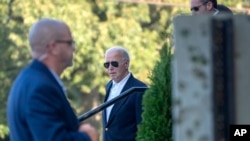 Presiden AS Joe Biden meninggalkan Gereja Katolik Roma St. Edmond di Rehoboth Beach, Delaware, Sabtu, 28 September 2024. (Foto: Mark Schiefelbein/AP Photo)