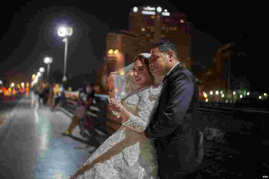 Wedding halls are still closed, but couples are now coming out at night to celebrate in the streets in Cairo, June 28, 2020. (Hamada Elrasam/VOA) 