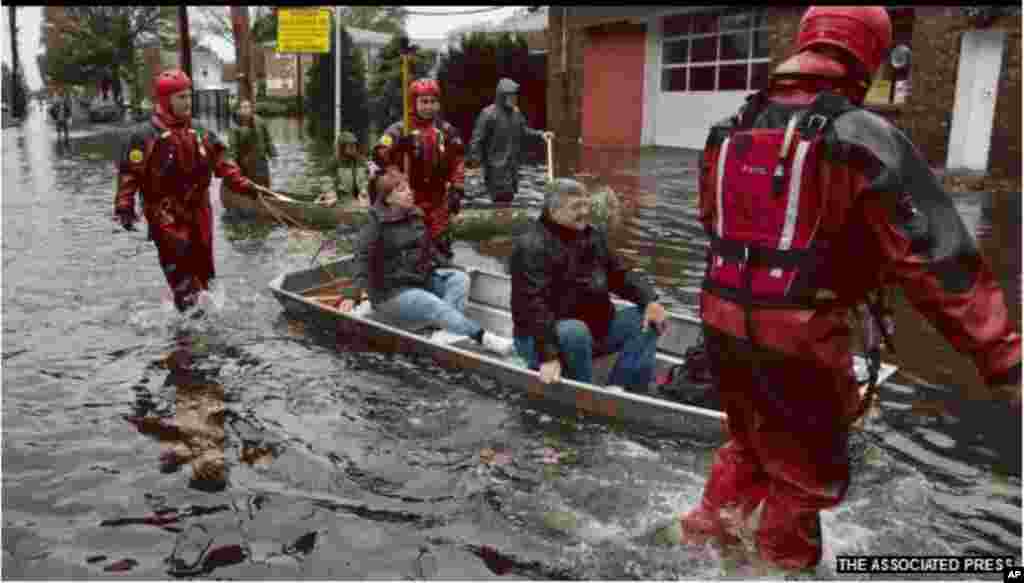 سیلاب میں گھرے لوگوں کوکشتیوں سے نکالاجارہاہے