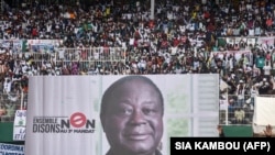 Une affiche de l'ancien président Henri Konan Bédié au stade d'Abidjan, en Côte d'Ivoire, le 10 octobre 2020.