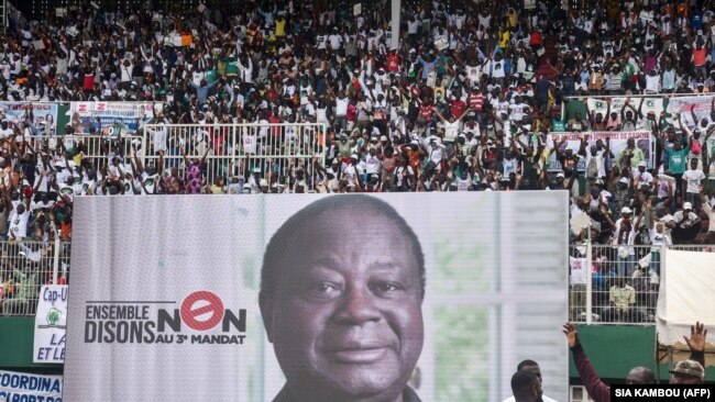 Une affiche de l'ancien président Henri Konan Bédié au stade d'Abidjan, en Côte d'Ivoire, le 10 octobre 2020.