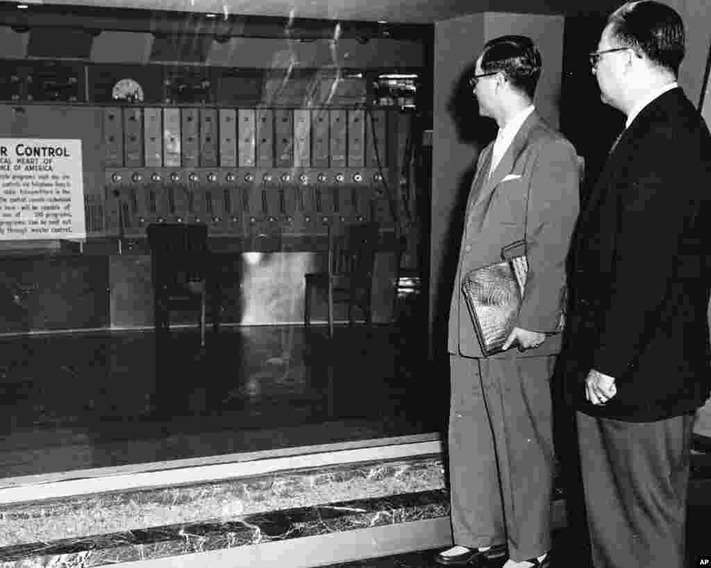 老照片回顾：美国之音中文广播70年