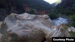 གཏེར་རྡོ་རྐུ་འཁྱེར་བཀག་འགོག་པ་འཛིན་བཟུང། 