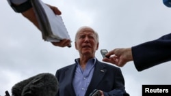 Presiden AS Joe Biden berbicara kepada awak media sebelum menaiki Air Force One untuk berangkat menuju Washington dari Pangkalan Udara Dover, Delaware, pada 29 September 2024. (Foto: Reuters/Anna Rose Layden)