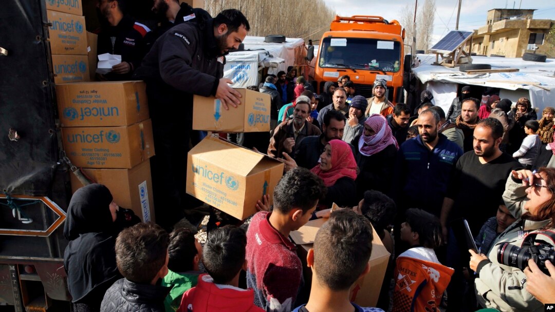 Badan PBB, UNICEF membagikan bantuan makanan kepada para pengungsi Suriah di Bar Elias, Lembah Bekaa, Lebanon, Kamis (10/1). 
