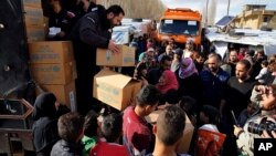 Badan PBB, UNICEF membagikan bantuan makanan kepada para pengungsi Suriah di Bar Elias, Lembah Bekaa, Lebanon, Kamis (10/1). 