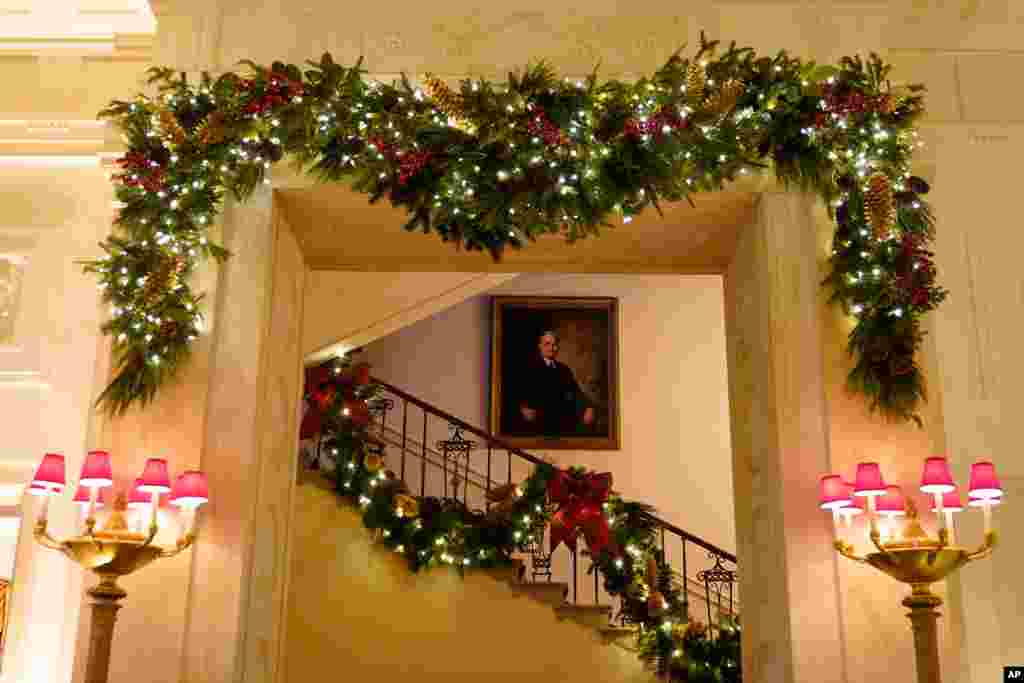 En la imagen la gran escalera de la Casa Blanca decorada para la Navidad de 2020, el lunes 30 de noviembre de 2020 en Washington.