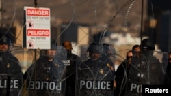 资料照片：从墨西哥华雷斯城望去，美国海关与边境保护局(CBP)人员在帕索德尔诺特国际大桥上进行演练。(2025年1月23日)