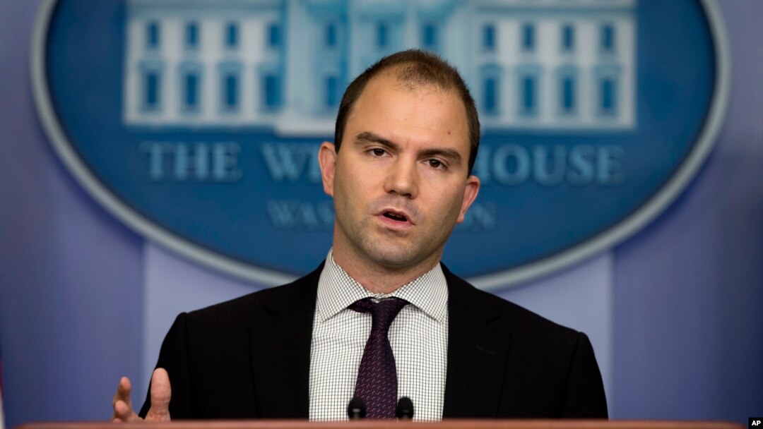 Deputi penasehat keamanan nasional Presiden Obama, Ben Rhodes, memberikan keterangan mengenai keputusan pemerintah AS untuk mempersenjatai pemberontak Suriah (14/6). 