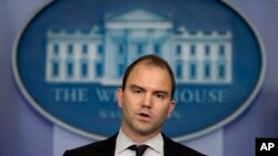 Wakil penasehat keamanan nasional untuk Presiden Obama, Ben Rhodes, dalam pertemuan dengan media di Gedung Putih, Washington (14/6).