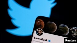 ARCHIVO - Una composición fotográfica muestra la cuenta de Twitter de Elon Musk y el logotipo de Twitter.