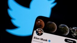 ARCHIVO - Una composición fotográfica muestra la cuenta de Twitter de Elon Musk y el logotipo de Twitter.