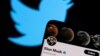 FOTO DE ARCHIVO: La cuenta de Twitter de Elon Musk se ve en un teléfono inteligente frente al logotipo de Twitter en esta ilustración tomada el 15 de abril de 2022. REUTERS/Dado Ruvic 
