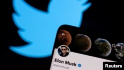 FOTO DE ARCHIVO: La cuenta de Twitter de Elon Musk se ve en un teléfono inteligente frente al logotipo de Twitter en esta ilustración tomada el 15 de abril de 2022. REUTERS/Dado Ruvic 