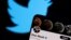FOTO DE ARCHIVO: La cuenta de Twitter de Elon Musk se ve en un teléfono inteligente frente al logotipo de Twitter en esta ilustración tomada el 15 de abril de 2022. REUTERS/Dado Ruvic 