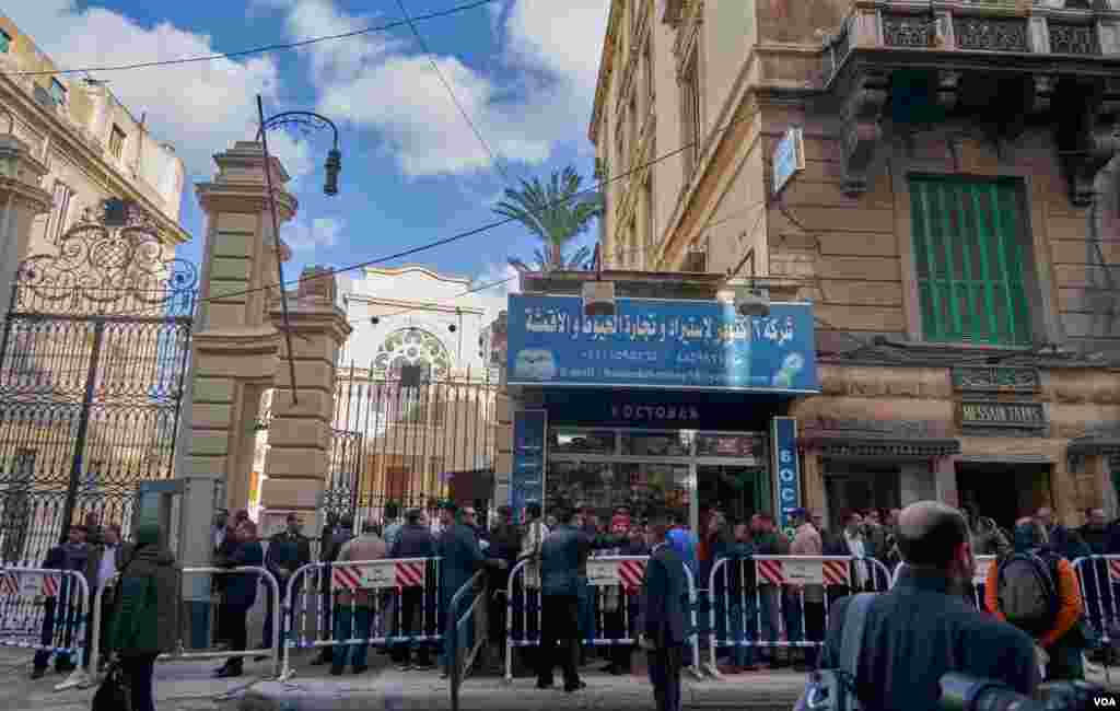 Visitors curious to see the newly restored Eliyahu Hanavi Synagogue line up for a security check on opening day, at 69 Nabi Daniel street, Raml Station in Alexandria, Jan. 10, 2020. (Hamada Elrasam/VOA) 