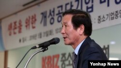 개성공단기업 비상대책위원회 정기섭 위원장이 지난 5월 서울 여의도 중소기업 중앙회에서 열린 생존을 위한 개성공단기업 비상대책총회에서 모두발언을 하고 있다. (자료사진)