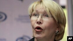 La fiscal general Luisa Ortega Díaz y su esposo, el diputado Germán Ferre, han denunciado que ellos y sus familias han sido perseguidos por vehículos y han recibido llamadas amenazantes en las últimas semanas.