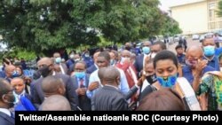 Ba députés bazali libanda ya parlement nsima na police kokanga nzela, Kinshasa, 12 juin 2020. (Twitter/Assemblée nationale RDC)