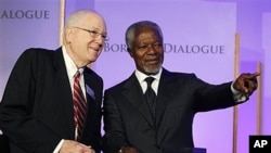 Former U.N. Secretary-General Kofi Annan with World Food Prize president Kenneth Quinn in Des Moines, Iowa, Oct. 2010 (file photo).