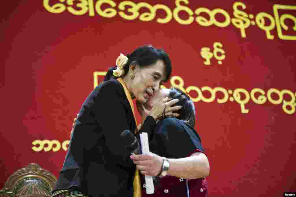 Pemenang Nobel Aung San Suu Kyi (kiri) bertemu Naw Star Ri pada pertemuan dengan komunitas Burma di Bergen, Norwegia, Minggu (17/6).