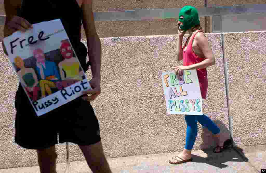 Protestantes carregam cartazes para apoiar a banda punk russa &quot;Pussy Riot&quot; em frente a embaixada russa em Tel Aviv, Israel 