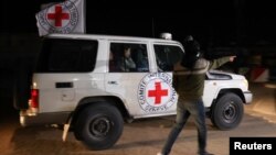  نمایندگان صلیب سرخ ۱۷  گروگان آزاد شده حماس را به مصر منتقل کردند