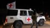 Un vehículo de la Cruz Roja, como parte de un convoy es visto en el cruce de Rafah para el transporte de rehenes secuestrados por militantes de Hamás durante el ataque del 7 de octubre de 2023 contra Israel. En el sur de la Franja de Gaza, el 25 de noviembre de 2023. 