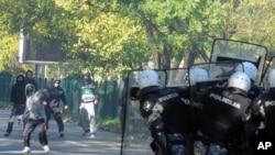 ARHIVA: Demonstranti gađaju kamenicama policiju za vreme gej parade u Crnoj Gori, 20. oktobra 2013. 