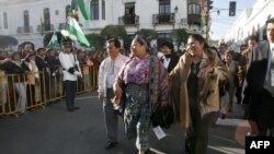 ARCHIVO - Esther Morales (derecha) hermana del presidente Evo Morales, camina junto a la premio Nobel Rigoberta Menchú, en la plaza principal de Sucre, Bolivia, el 6 de agosto de 2006.