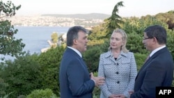 Ngoại trưởng Mỹ Hillary Clinton nói chuyện với Tổng thống Thổ Nhĩ Kỳ Abdullah Gul (trái) và Ngoại trưởng Thổ Nhĩ Kỳ Ahmet Davutoglu tại Istanbul, ngày 15/7/2011