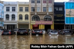 Kendaraan terendam banjir di ruas jalan kawasan pertokoan Grand Galaxy, Bekasi, Jawa Barat, pada 4 Maret 2025. (Foto: Robby Bibir Fathan Qorib/AFP)