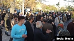 گروهی از مردم به صورت خودجوش مقابل ساختمان مجلس شورای اسلامی در تهران برای اعتراض به سند همکاری جمهوری اسلامی و چین تجمع کردند. 