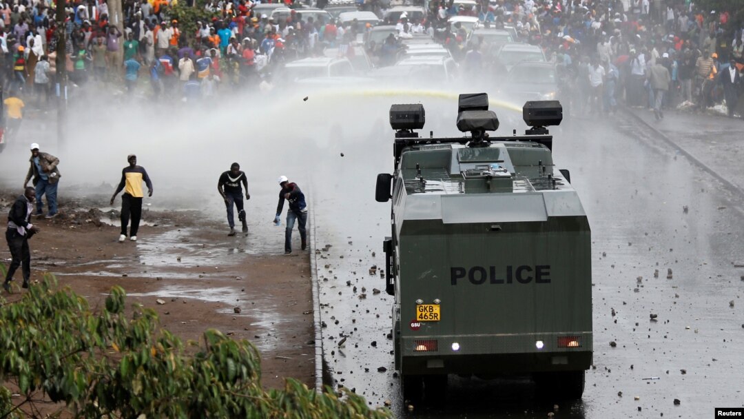 Polisi menyemprotkan air ke arah para pendukung tokoh oposisi Kenya Raila Odinga dalam aksi protes di Nairobi, Jumat (17/11). 