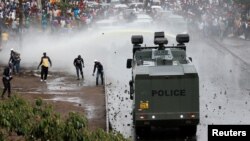 Polisi menyemprotkan air ke arah para pendukung tokoh oposisi Kenya Raila Odinga dalam aksi protes di Nairobi, Jumat (17/11). 