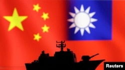 军舰与中国和台湾旗帜。（路透社示意图）