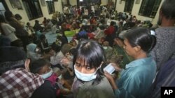 کۆمه‌ڵێـک گوند نشین په‌نایان بۆ باڵه‌خانه‌یه‌کی حکومه‌ت بردووه‌ له‌ ئه‌نده‌نوسیا