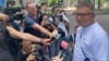被法官判处“阻差办公罪”的香港记者协会主席陈朗升获得保释后在法庭外回答记者提问