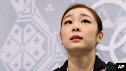 러시아 소치 동계 올림픽에 출전한 한국 대표팀 김연아 선수가 19일 여자 피겨 쇼트프로그램 경기를 마친 후 점수를 기다리고 있다.