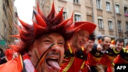 Les fans Belges célèbrent à Lyon, France, le 13 Juin 2016, avant leur match de football contre l'Italie, Euro 2016.