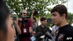 Jason Kohler, 21, yang pernah satu sekolah dengan Thomas Matthew Crooks, menjawab pertanyaan media mengenai terduga pelaku penembakan terhadap mantan Presiden AS Donald Trump, di Bethel Park, Pennsylvania, Minggu, 14 Juli 2024. (Foto: Rebecca Droke/AFP)