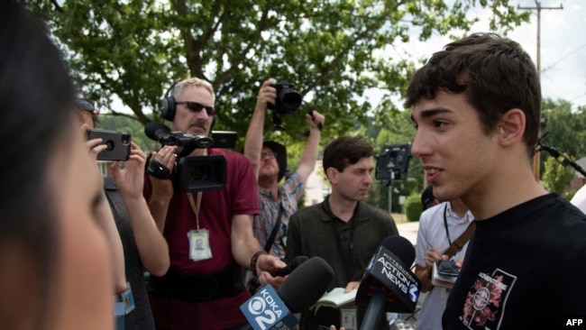 Jason Kohler, 21, yang pernah satu sekolah dengan Thomas Matthew Crooks, menjawab pertanyaan media mengenai terduga pelaku penembakan terhadap mantan Presiden AS Donald Trump, di Bethel Park, Pennsylvania, Minggu, 14 Juli 2024. (Foto: Rebecca Droke/AFP)