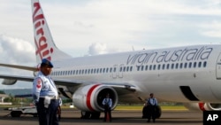 Personel Angkatan Udara menjaga pesawat Virgin Australia di Bali (25/4). (AP/Firdia Lisnawati)