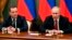 블라디미르 푸틴 러시아 대통령(오른쪽)과 미트리 메드베데프 러시아 총리가 15일 모스크바에서 열린 내각회의에 참석했다. 