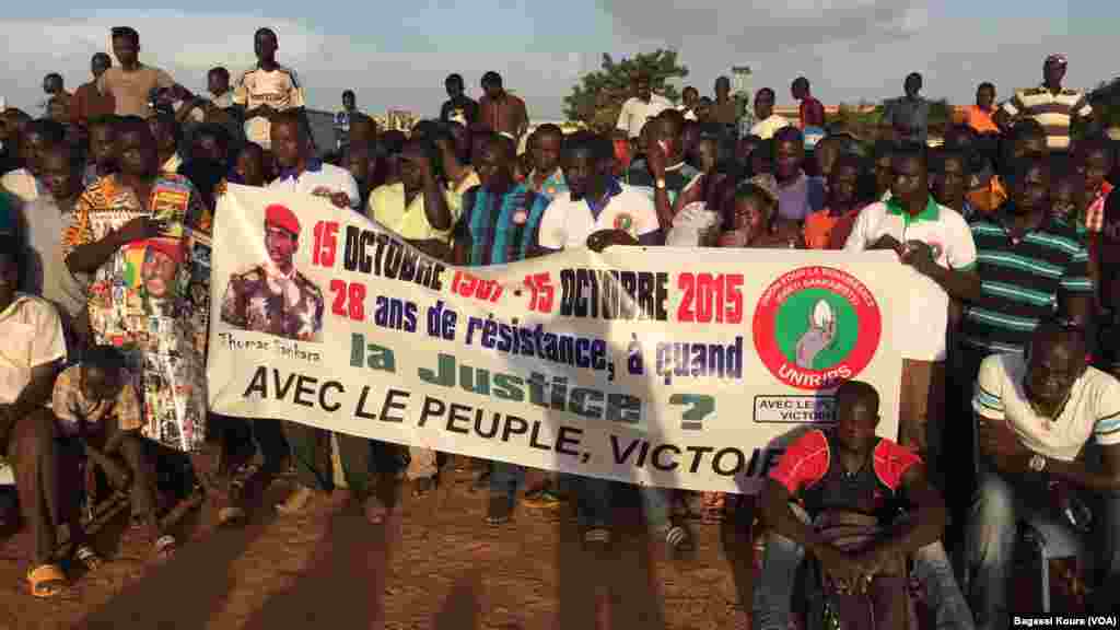 Plusieurs milliers de personnes se sont réunies à la place des martyrs dans le quartier Tampouy dans le nord-ouest de Ouagadougou pour commémorer le 28eme anniversaire de l&rsquo;assassinat de Thomas Sankara, le père de la révolution burkinabè mort le 15 octobre 2015. (VOA/Bagassi Koura)